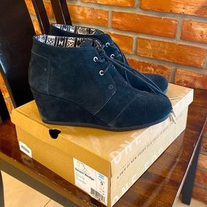 Toms women’s size 9 dessert wedge black suede